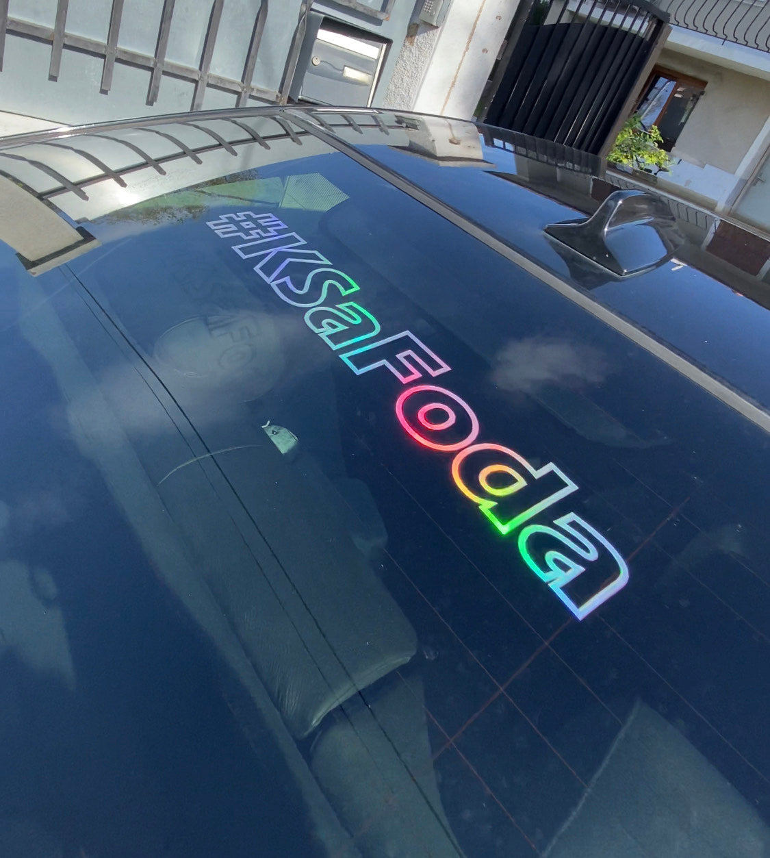 Ausgehöhlter holografischer #KSaFoda-Aufkleber